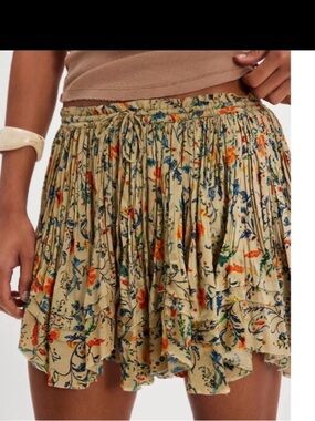 FP One Third Charm Printed
Mini Skirt Free People, nwt sz m Hard to find!!🌻